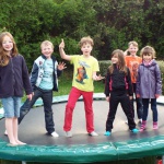 Enfants sur le trampoline juste pour la photo (3 maxi)